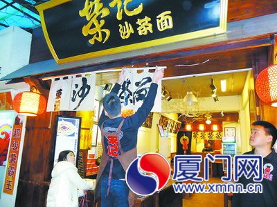 在近期的整治行動中，不少商家自行拆除違規(guī)店招。