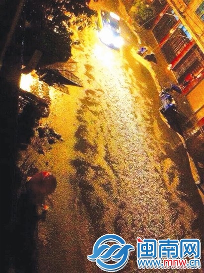 冰雹下完后一小時(shí)，福鼎前岐鎮(zhèn)街頭仍白茫茫一片，滿