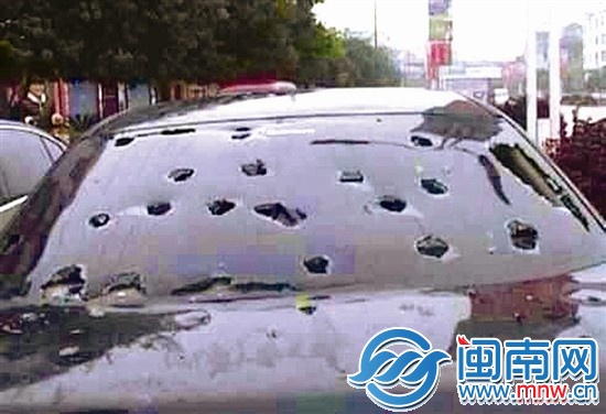 前天，浙江臺(tái)州遭遇特大雹災(zāi)，一些小車擋風(fēng)玻璃被砸
