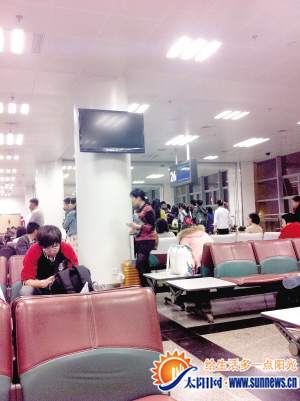乘客們滯留26登機口