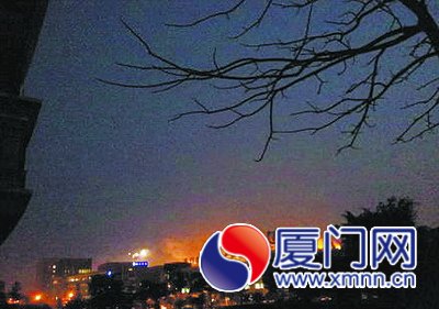 軟件園出現(xiàn)“火海”，其實(shí)是大霧和燈光造成的