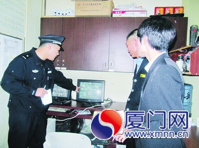 民警向酒店人員傳授識(shí)別逃犯的技巧。