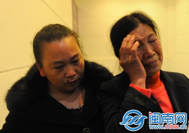 寶寶的奶奶（右）一出機(jī)場，看到接機(jī)的兒子掩面哭泣