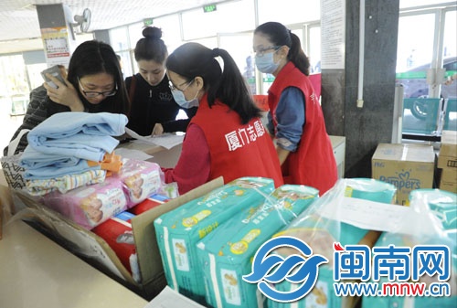 海滄醫(yī)院的愛心捐助點(diǎn)堆滿了愛心人士捐贈的嬰兒用品