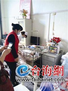 志愿者正在照顧寶寶