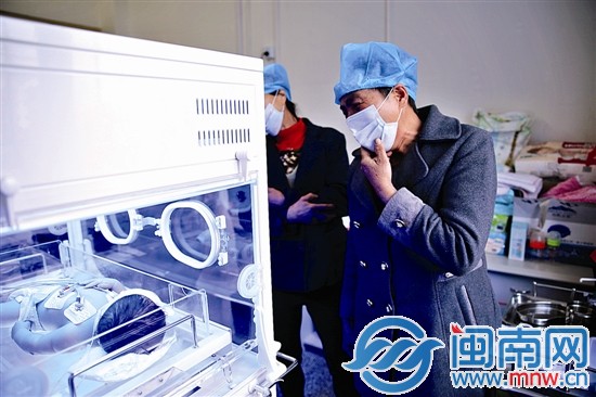 外婆在病房?jī)?nèi)看到寶寶時(shí)難掩悲傷情緒