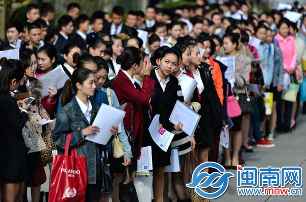 招聘現(xiàn)場帥哥美女如云