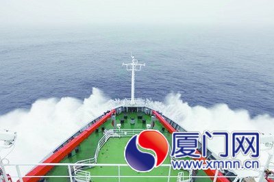 “雪龍”號(hào)在涌浪中航行。