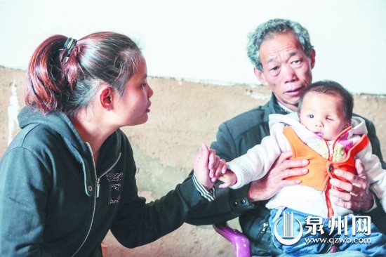 小丹不幸罹患眼癌，左眼球已被摘除。