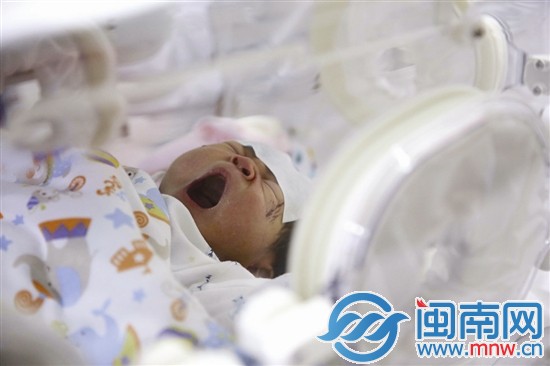 寶寶張嘴打哈欠,臉上的傷已經(jīng)結(jié)痂