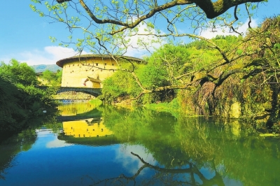 綠樹掩映下的南靖裕昌樓。吳飛龍　林順來　攝（資料