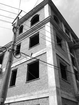 高壓電線貼墻而過