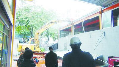 湖里大道九可酒店違建被依法拆除。