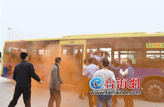 842路公交車起火