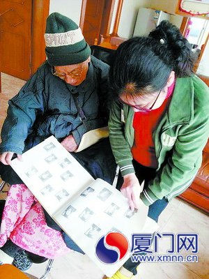 何老和女兒看紀(jì)念冊