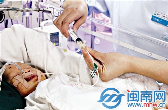 寶寶戴著呼吸機