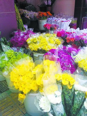 各色菊花擺在花店最顯眼位置