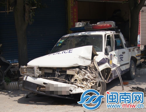 警車車頭破損嚴(yán)重