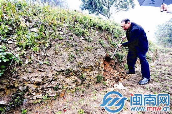 在田埂上，隨便一挖可見(jiàn)瓷片堆積