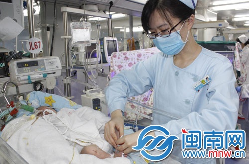 護(hù)士們會經(jīng)常過來看看寶寶