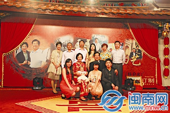 金婚慶典上，老人和家人學(xué)生拍照留念