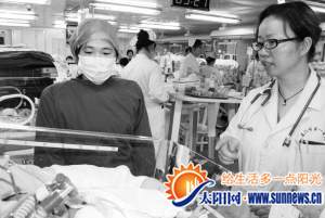 醫(yī)護人員陪同姨媽看望奇跡寶寶。