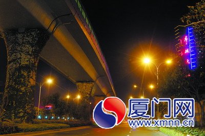 BRT夜景燈熄燈，響應(yīng)“地球一小時(shí)”。