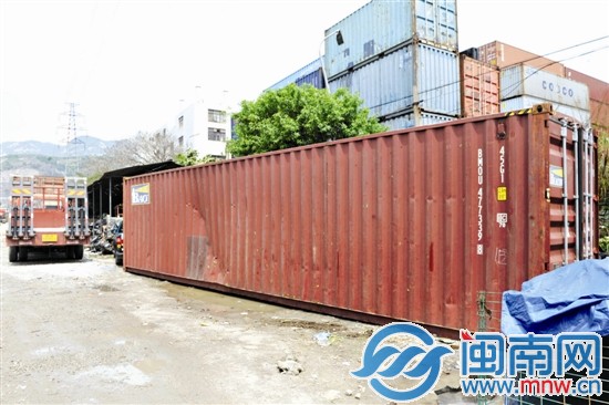 狂風(fēng)把那么大的集裝箱吹了下來