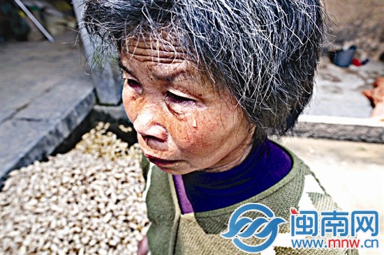 提起家庭的不幸，奶奶淚流滿面