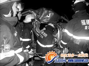 轎車追尾集裝箱貨車，消防官兵在救援