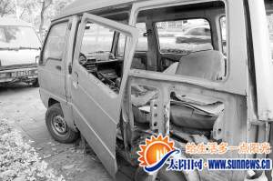 仙岳路邊一輛“僵尸車”幾乎成廢鐵