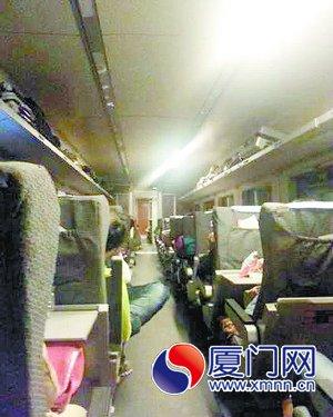 車廂斷電，只有應(yīng)急燈提供照明