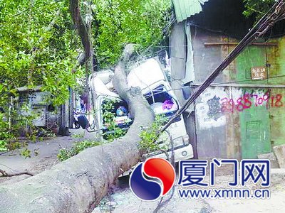 被壓壞的小貨車