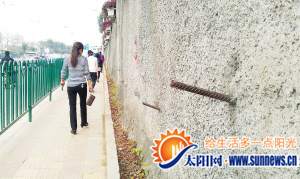 鋼筋直指行人 非常危險