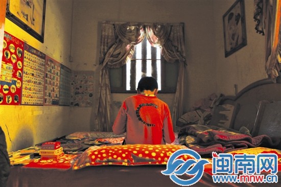 小斌獨(dú)自呆在貼滿動(dòng)物圖鑒的昏暗小屋里，才最安靜