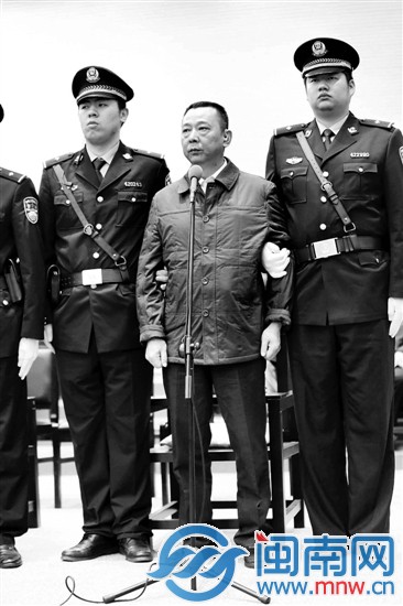 劉漢涉黑團(tuán)伙 五地同時(shí)受審