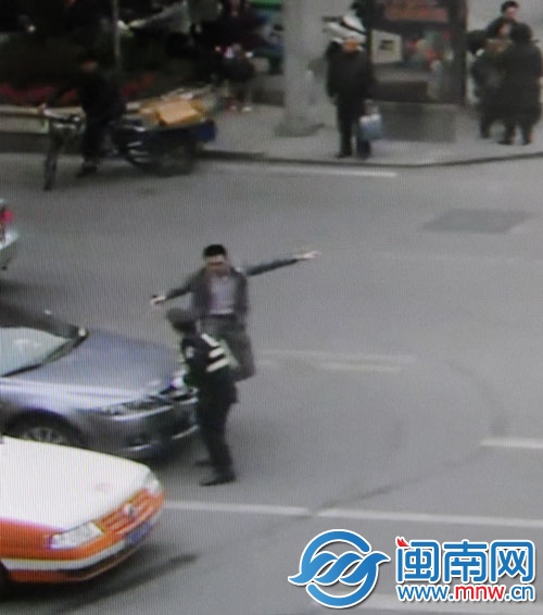 于某走下車，對(duì)著老徐就是一腳飛踹