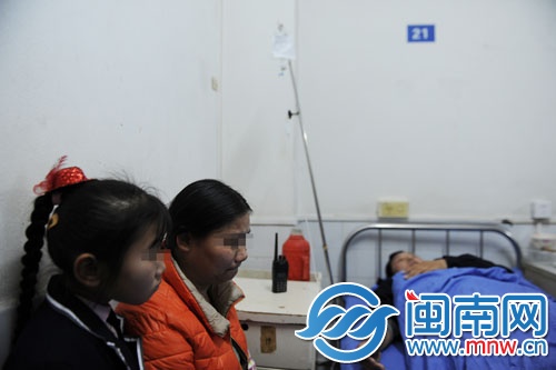 女兒和妻子在醫(yī)院照顧老徐，丈夫被打，妻子很難過(guò)