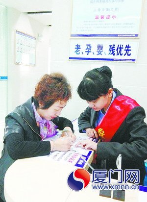 工作人員指導(dǎo)市民填表