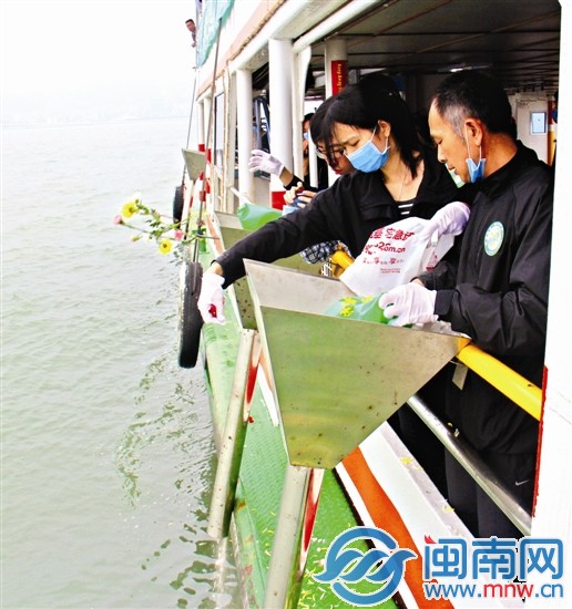 不少人千里赴廈，實(shí)現(xiàn)逝者遺愿