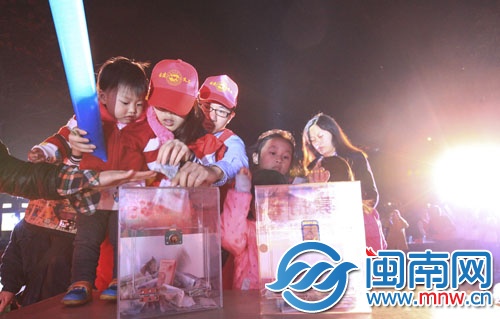 前晚，公益晚會(huì)現(xiàn)場(chǎng)，市民自發(fā)捐款