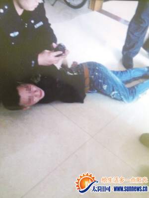 男子被民警制服