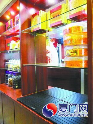 貨架上幾乎被搬空，只留下了四個空盒子。