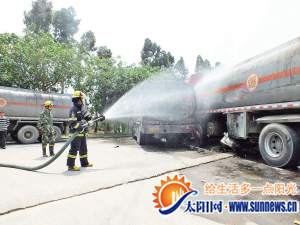 消防官兵對油箱噴水作業(yè)