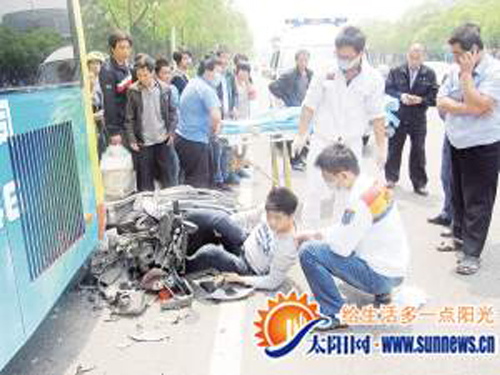 小伙騎車聽歌撞上公交車