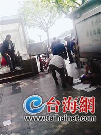 男子搶賣藝?yán)蠣敔數(shù)腻X