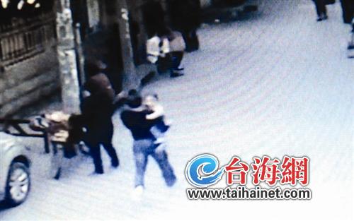 嫌犯悄悄抱走寶寶（視頻截圖）