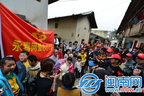 熱心網友給小彩蓮祖孫送去了愛心善款