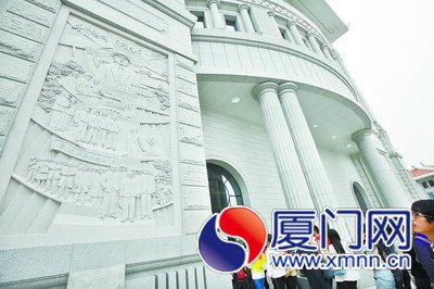 圖書館大門兩邊嵌上不同主題的浮雕。