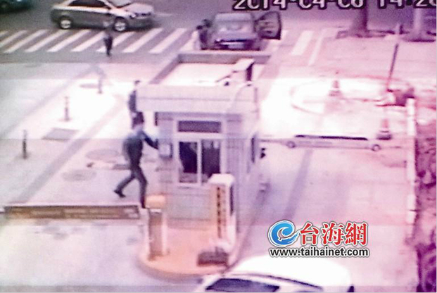 男子出小區(qū)后下車回來(lái)拳打保安